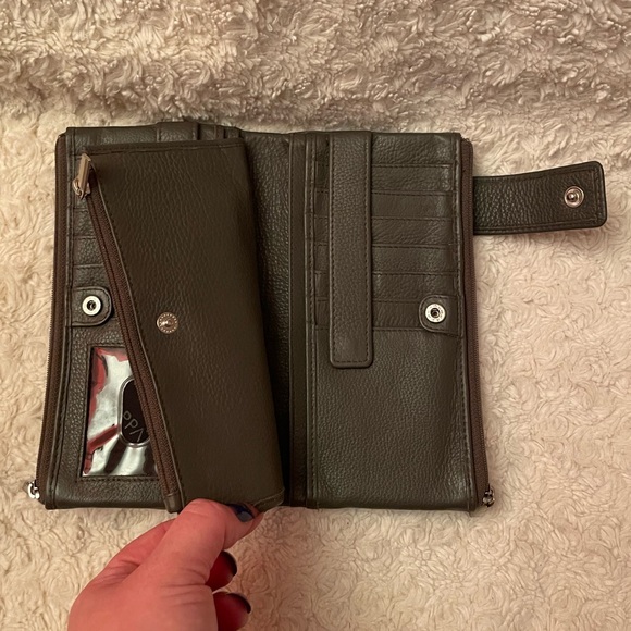 Nappa Charlotte Medium Leather Wallet in Pewter Designed in Canada Like New - Picture 5 of 8